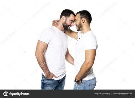 Jóvenes homosexuales pareja gay amor entre sí en un fondo blanco fotografía de stock Lopolo