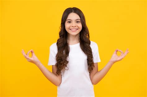 Adolescente feliz emociones positivas y sonrientes de niña adolescente