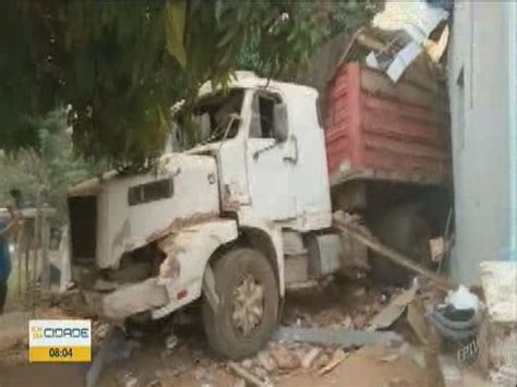 Caminhão perde freio em Matão e invade casa em chácara São Carlos e