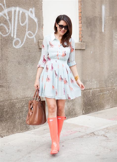 С чем носить оранжевые сапоги?