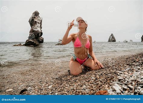 Mar De Viajes De La Mujer Feliz Turista En Bikini Rosa Disfruta Tomando Fotos Al Aire Libre