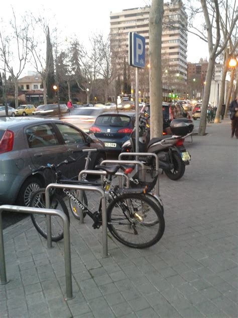 C Mo Aparcar Tu Moto En La Acera Ecomovilidad Net