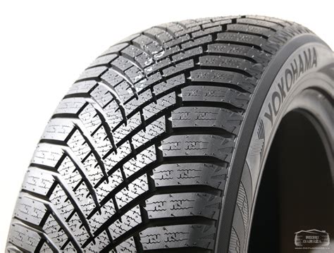 Зимние шины 225/45 R17 Yokohama BluEarth V906
