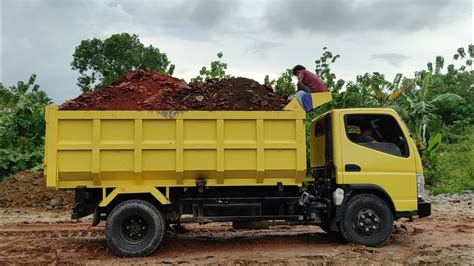 Dump Truk Canter Super Hdx Bongkar Muatan Tanah Dua Warna Youtube