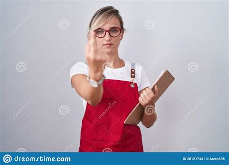 Jeune Femme Blonde Portant L Uniforme Du Serveur Tenant Le Presse Papiers Montrant Le Doigt