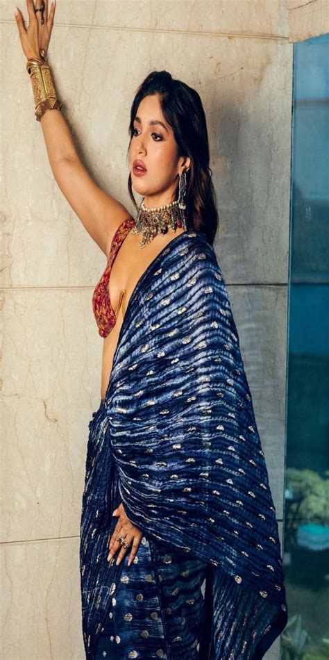 Bhumi Pednekar Looked Super Hot In Revealing Blouse And Blue Saari