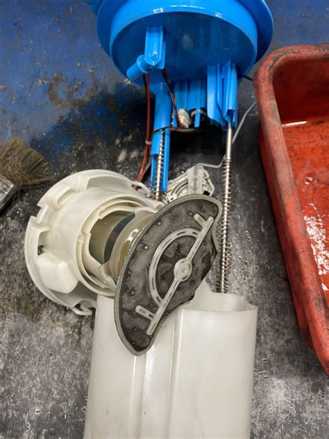 Мойка сетки бензонасоса . Замена топливного фильтра . — Volkswagen ...