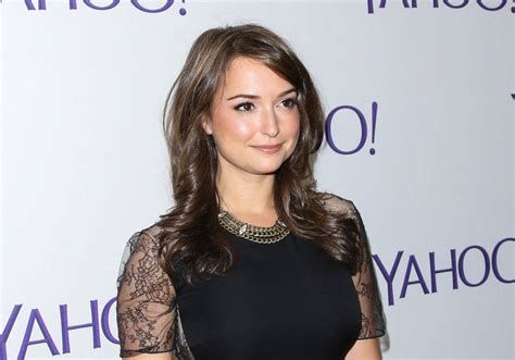 Who Is Milana Vayntrub Is She Married Or Has A Boyfriend Milana