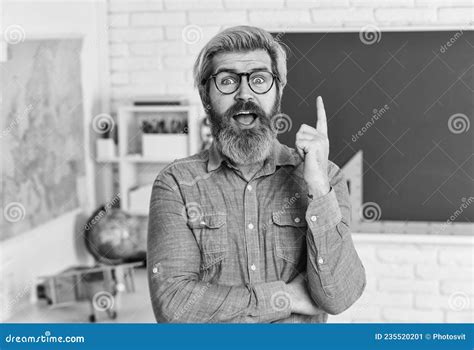 Tâche Intellectuelle Retour à L école Homme Barbu Mature En Lunettes Concept D éducation