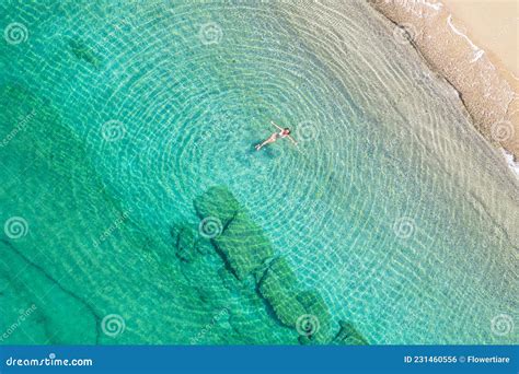 Joven En Bikini Nadando En Agua De Mar En La Playa Ver Desde Arriba Vista Drone Superior Foto