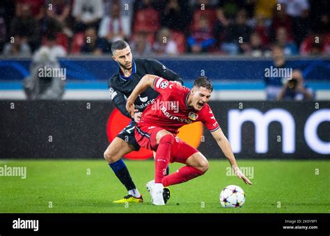 Patrik Schick (Leverkusen) Mario Hermoso (ATL) Bayer Leverkusen ...