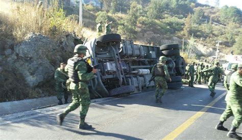 Accidente De Camión Militar Deja Un Muerto Y 22 Heridos En Michoacán