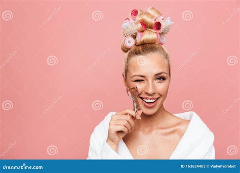 Belle Jeune Fille Blonde Portant Un Peignoir Debout Image Stock Image Du Amusement Mignon