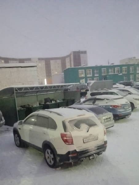 В Надыме автомобилисты забаррикадировали подъезд к мусорным бакам. У ...