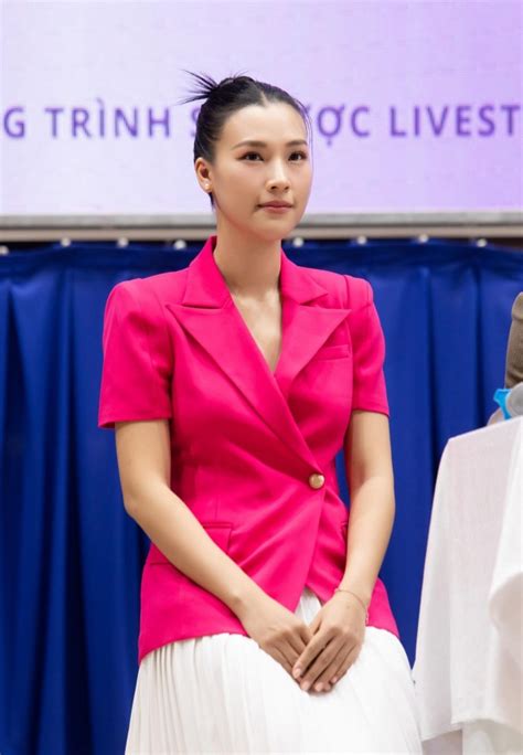 Mc K Duy N Di N Bikini C T X Con G I Quy N Linh Xinh Nh Thi N Th N Sao Vi T Vi T Gi I Tr