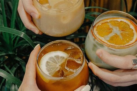 С сырной пенкой, соком помело и медом: 10 холодных кофе из заведений ...