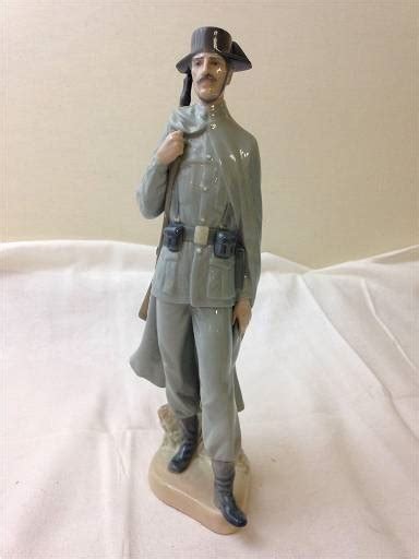 Lladro Figurine Spanish Policeman Soldier Guardia Civil