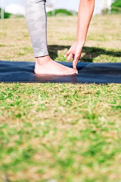 Premium Photo Hands And Feet Of A Young Woman Doing Stretches