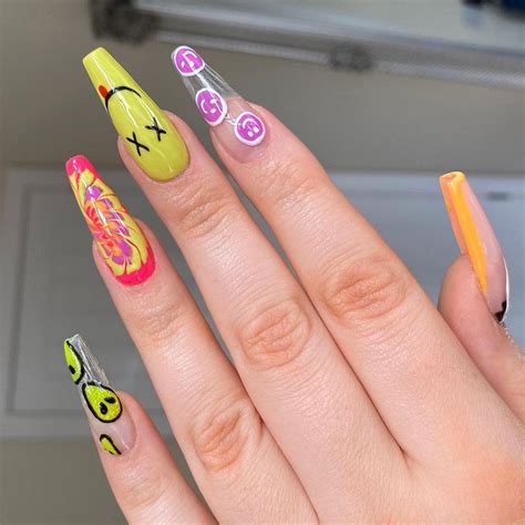 Smiley Face Nails Are The Biggest Manicure Trend Rn Major Mag