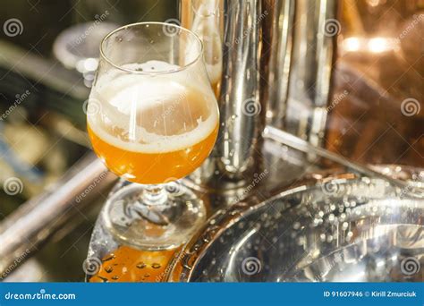 Glas Weizenbier an Einer Brauerei Stockfoto - Bild von schaum, metall ...