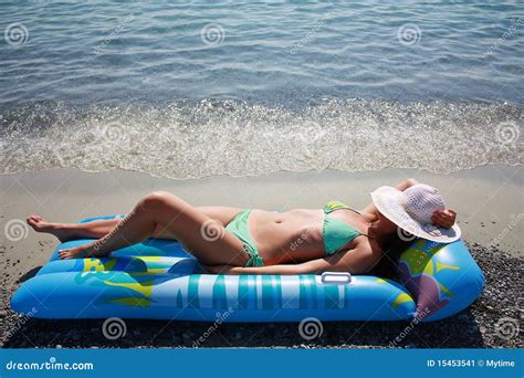 Femme Dans Un Bikini Vert Se Trouvant Sur La Plage Image Stock Image