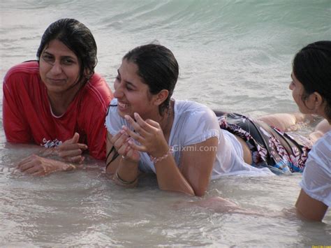 Indian Girls In Wet Dresses Looking Hot Gixmi