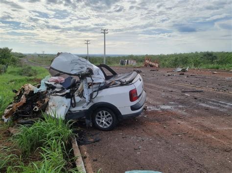 Motorista de Saveiro morre ao bater veículo contra caminhão em curva de