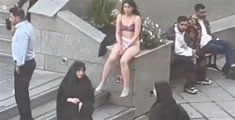 La Ragazza Nuda Che Spoglia I Preti Iraniani Inumani Fatto A Latina