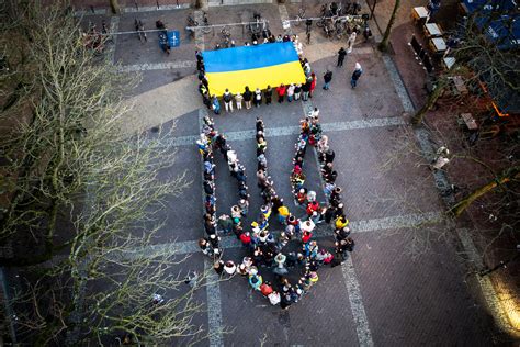 Indrukwekkende Stille Tocht In Zwolle Deelnemers Vormen Hét Symbool