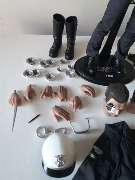 T TERMINATOR Scale Figure MMS TERMINATOR JUDGMENT DAY HOT TOYS Cawette Jones