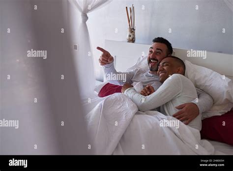 Deux hommes gay au lit Banque de photographies et dimages à haute résolution Alamy
