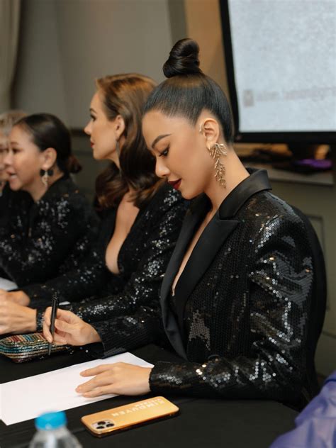 Á hậu Kim Duyên diện bikini khoe dáng bốc lửa trên bãi biển