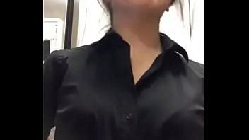 Gái xinh show hàng trong khi làm việc XVIDEOS