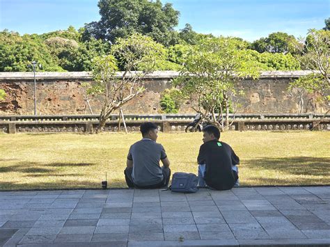 Nắng nóng gay gắt du khách chen chân dưới hàng cây xanh Hoàng thành Huế