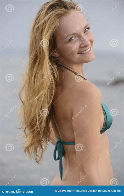 Femme Blonde Dans Le Bikini Sur La Plage Photo Stock Image Du Pose Ciel 26495400