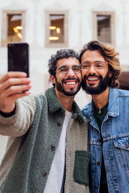 Feliz Pareja De Hombres Gay Tomando Una Foto Selfie Foto Premium