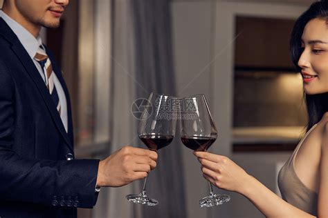 男女酒会庆祝喝红酒干杯高清图片下载 正版图片507608919 摄图网