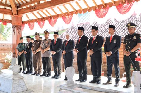 Jelang Hari Jadi Ke 78 Provinsi Jatim Gubernur Jatim Ziarah Ke Makam