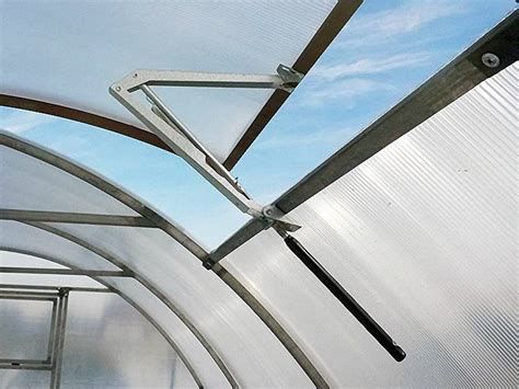 Обзор форточек для теплицы из поликарбоната — автоматические и простые