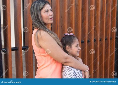 Madre Latina Abrazando A Su Hija En El Parque Imagen De Archivo Imagen De Padre Amor