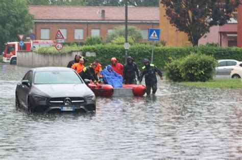 Maltempo In Lombardia La Pioggia Non D Tregua Strade Come Fiumi