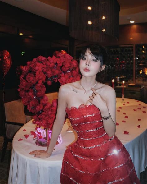 Bạn gái Vũ Văn Thanh chăm khoe vẻ căng tràn chẳng cần bikini tí hon Saostar vn