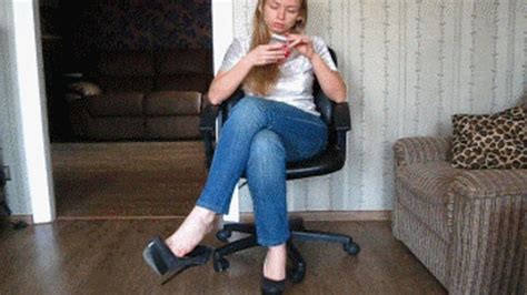 Toe Tapping Jiggling In Jeans Shoeplay Fantasies Of Beautiful Blonde Clips Sale