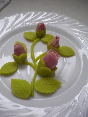 Двухцветные бутончики роз : Торты (украшения шаг за шагом)