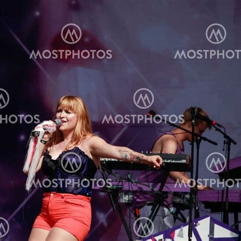 Linnea Henriksson Live 2014 Av Michael Erhardsson Mostphotos