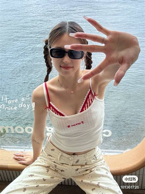 Chiếc áo hot nhất hè này hoá ra là của một local brand Trung hội con gái Việt diện ầm ầm hàng