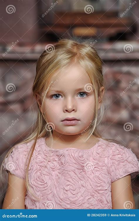 Fille Blonde Dans Une Robe Rose Image Stock Image Du Enfance Longtemps 28242359