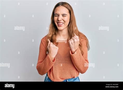 Jeune Femme Blonde Portant Des V Tements D Contract S C L Brant Surpris Et Tonn De Succ S Avec