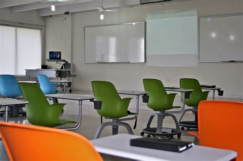 Fotos gratis : pizarra, escritorio, oficina, estudiante, mueble ...
