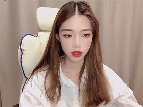 LEXIEBABY Naked Stripping On Cam For Live Sex Video Chat InTheCrack